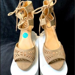 Super cute tan wedges.